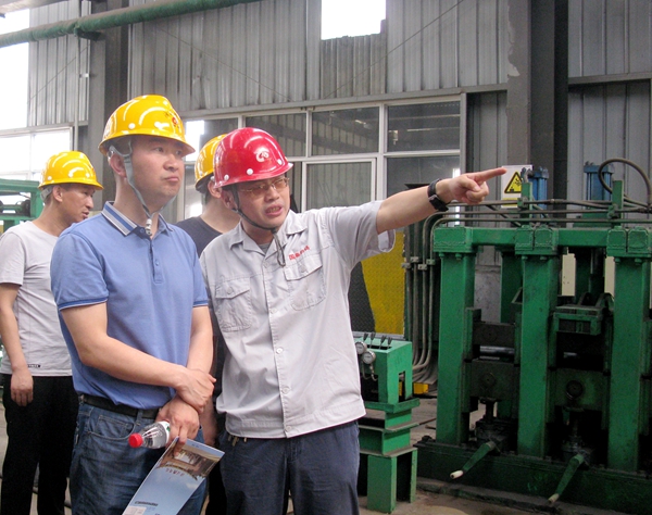 （12）2018年4月28日，濟源市環(huán)保局環(huán)境監察支隊隊長(cháng)王雪峰來(lái)公司視察_副本